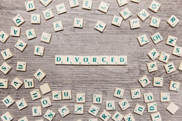 The word "divorced" spelled out with Scrabble pieces.